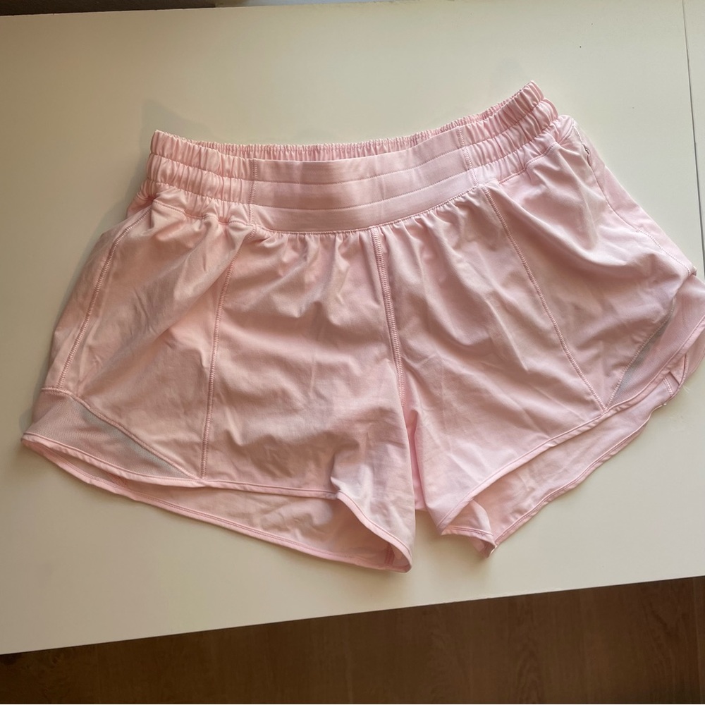 Lululemon 💛 Hotty hot low-rise lined shorts 4”